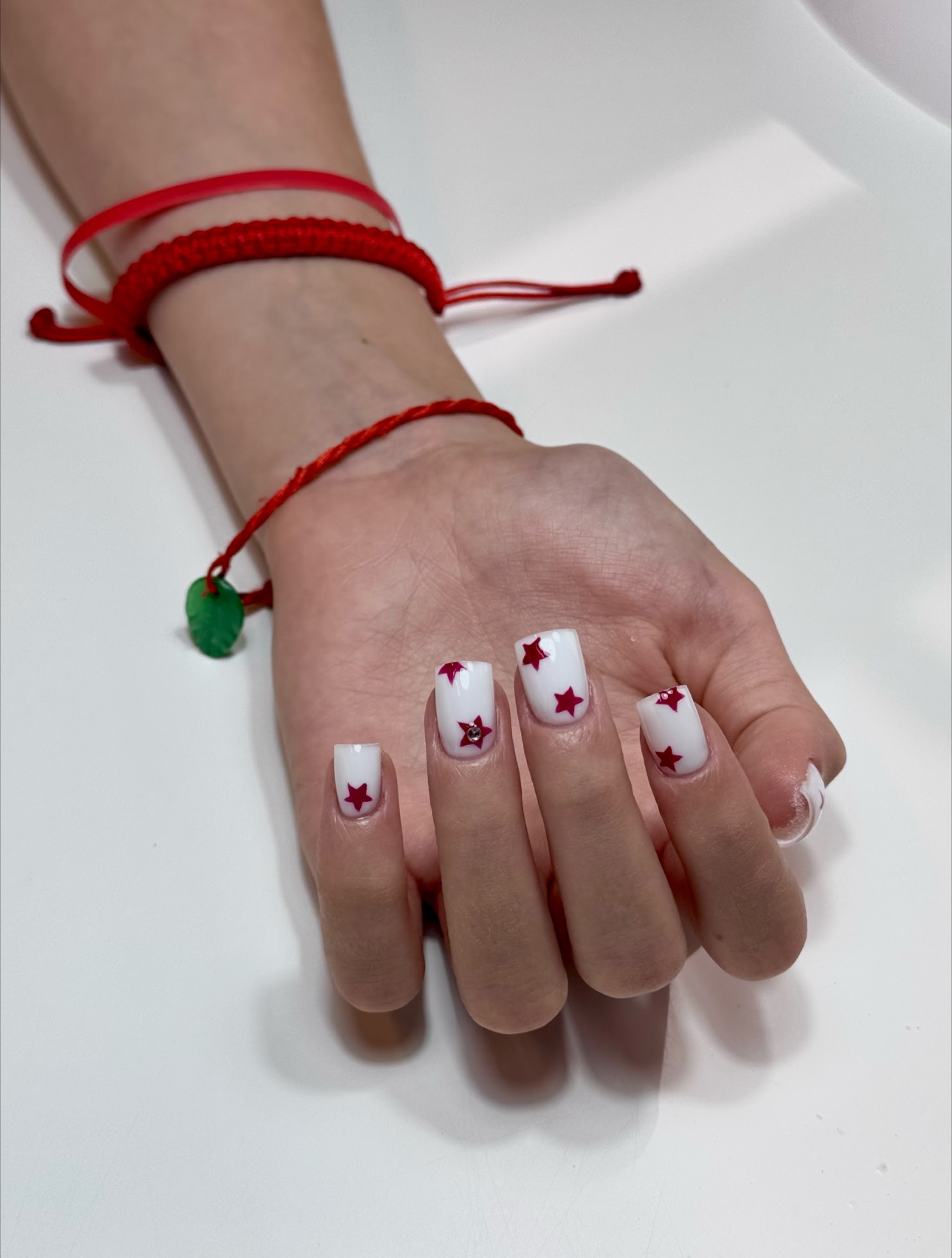 Korte witte nagels met rode sterretjes