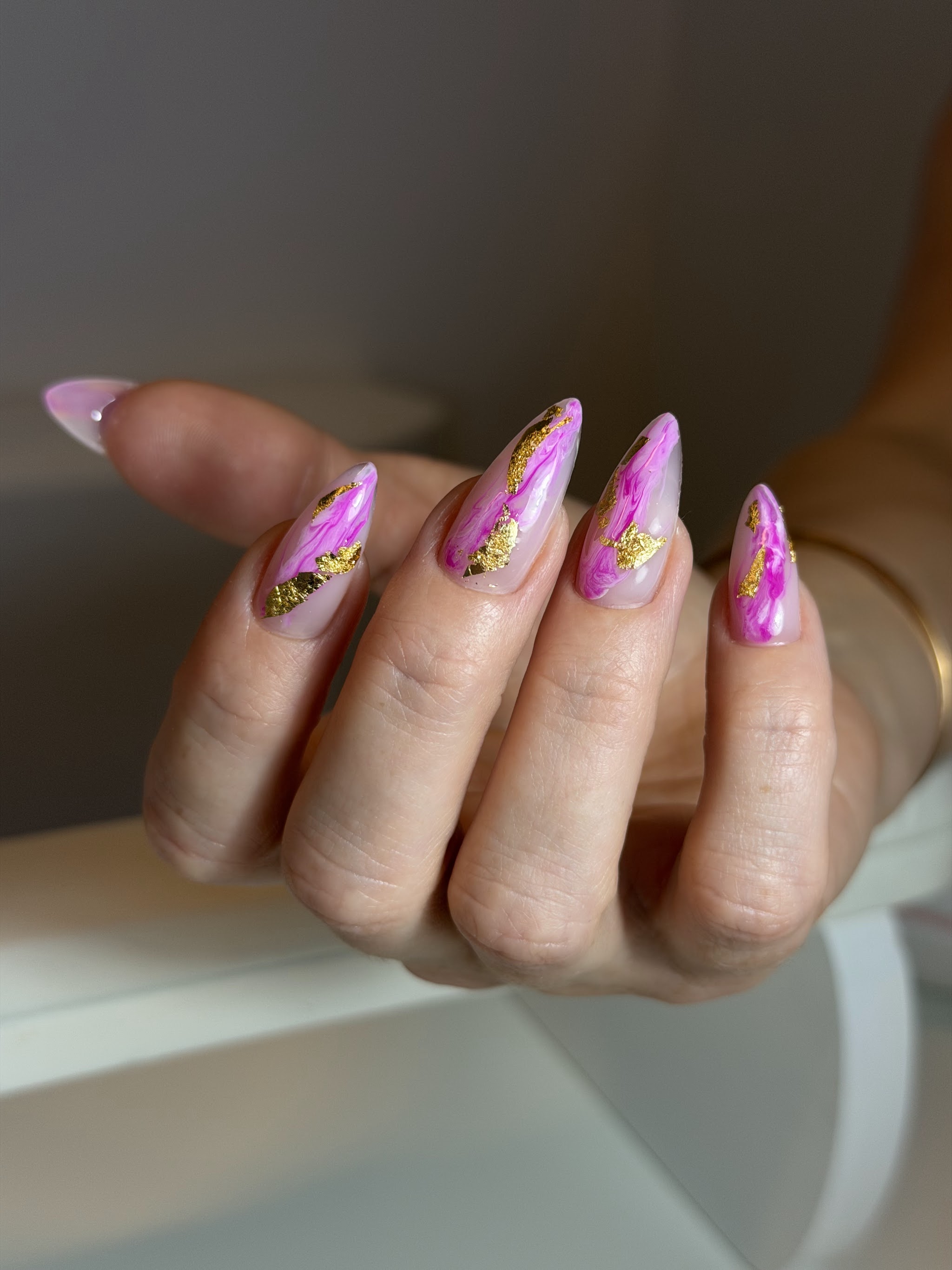 Roze chrome amandelnagels met goudfolie