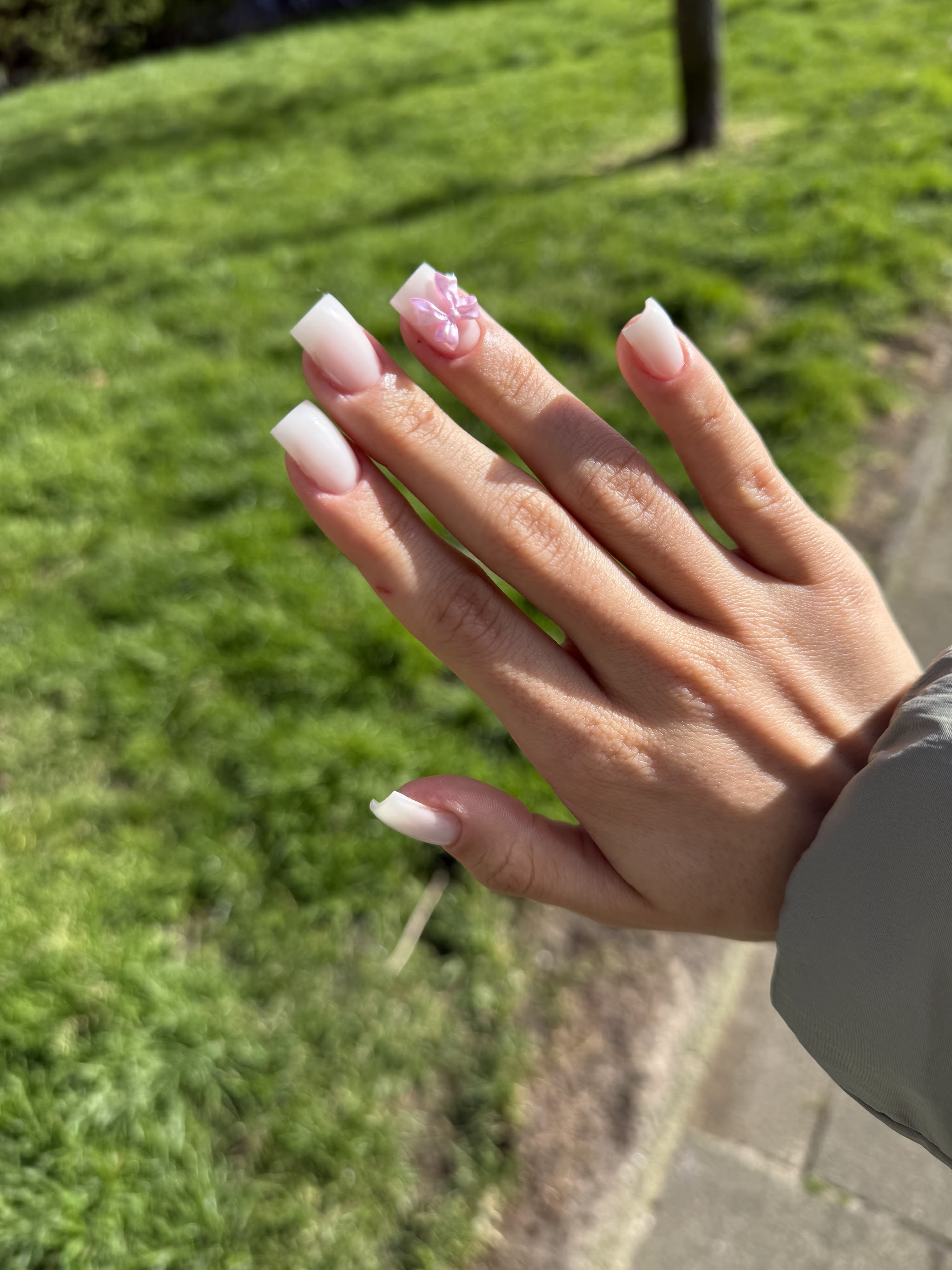 Melkwitte vierkante nagels met een 3D-bloemetje