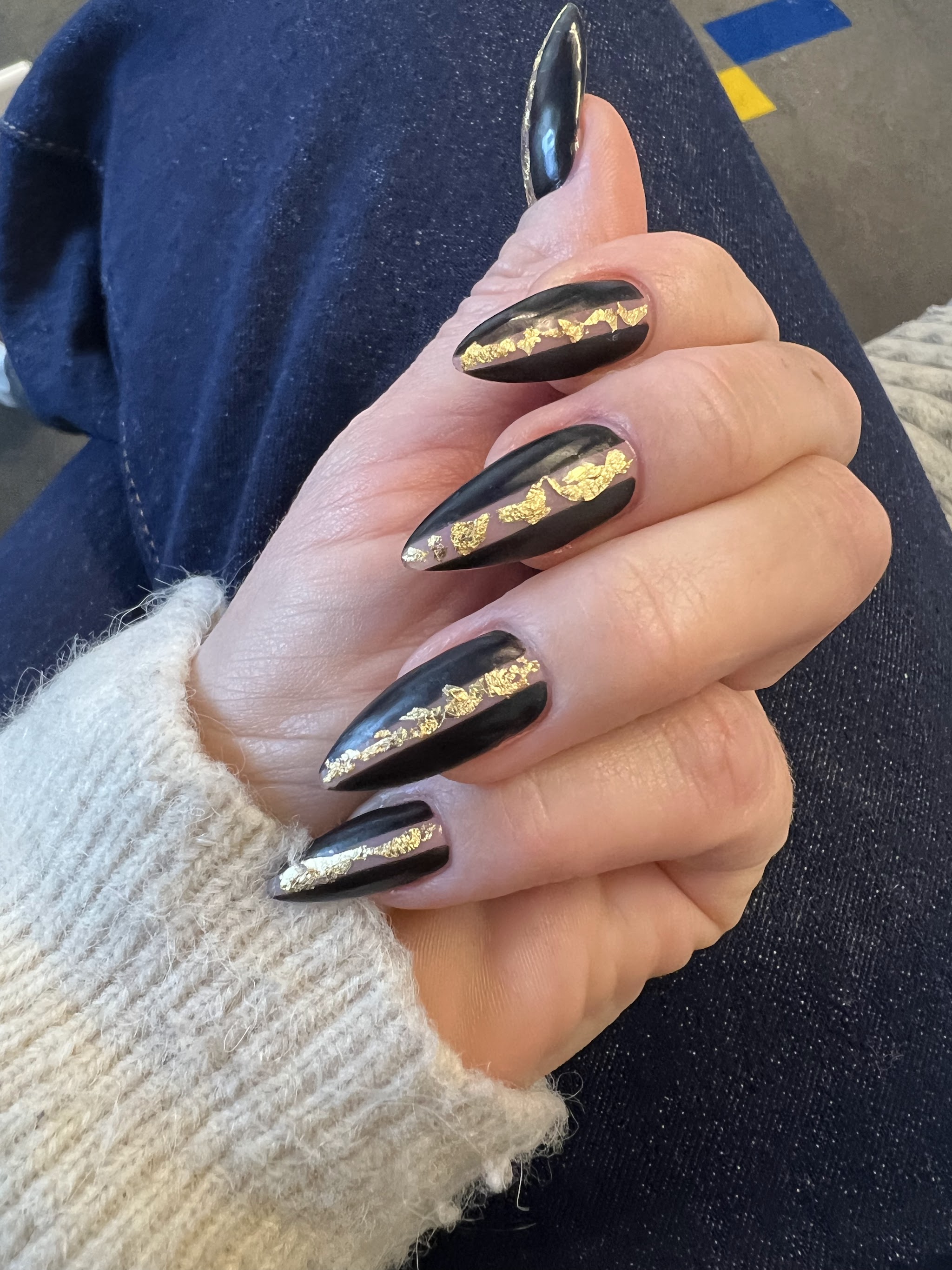 Zwarte amandelnagels met goudfolie