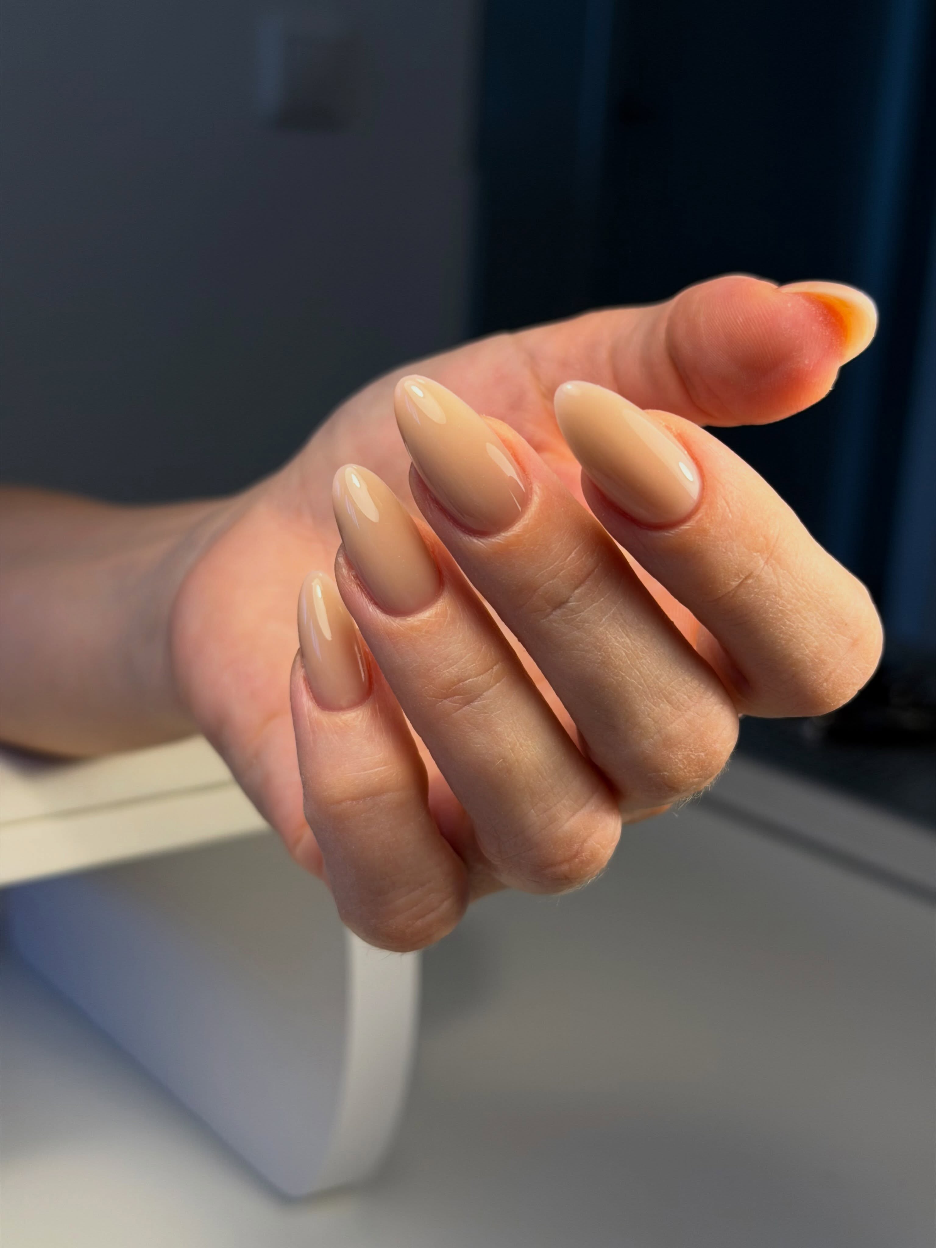 Clean manicure in nude op amandelvormige nagels